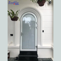 Rejilla de arco de vidrio templado transparente de madera de aluminio personalizado tipo francés frontal de entrada con puerta con bisagras abatible de placa de patada