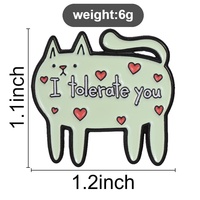 Spilla in metallo smaltato con motivo gatto e slogan, accessorio elegante per abbigliamento quotidiano