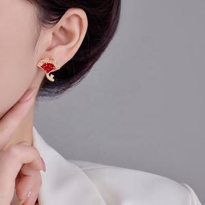 Boucles d'oreilles en cristal en forme de feuille de ginkgo, nouvelle collection automne-hiver, luxe léger, polyvalentes, rouge et blanc, accessoires de mode haut de gamme, cadeau tendance - Product Image 5