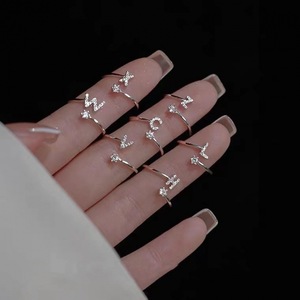Anillo <span class=keywords><strong>de</strong></span> tungsteno electrochapado <span class=keywords><strong>de</strong></span> 26 letras para mujer, diseño <span class=keywords><strong>de</strong></span> lujo ligero <span class=keywords><strong>de</strong></span> alta gama, novedoso y moderno, anillo abierto <span class=keywords><strong>de</strong></span> circonita, éxito en internet - Product Image 3