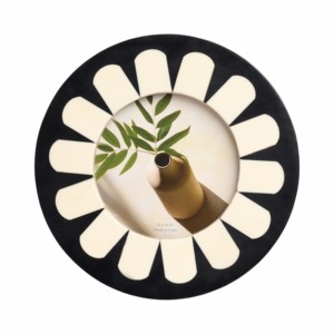 Cornice portafoto rotonda con design a petali 4x4 in nero e crema per decorazioni per la casa, parete della galleria, esposizione da tavolo - Product Image 1