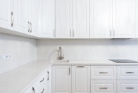Meubles de cuisine modernes pour hôtels, menuiserie, placage naturel, tambour, poignées personnalisées Trlife, poignée de bord en alliage d'aluminium, comptoir