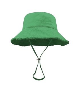 Chapeau de soleil bob à large bord, effet vieilli et bords effilochés, avec logo personnalisé - Product Image 1