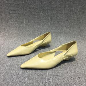 Chaussures sexy et respirantes pour femmes, en similicuir huilé, à bout pointu, talons chaton ajourés, confortables, à enfiler, à talon moyen - Product Image 1