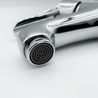 Robinet de lavabo de salle de bain moderne à un trou Robinet d'eau en laiton incurvé avec conception à une poignée et noyau de valve en céramique