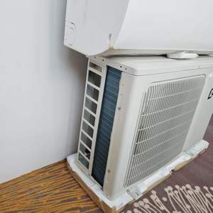 Aire Acondicionado Split de Pared de 1/1.5/2HP, Tipo On/Off, Flujo de Aire Bidireccional, Ahorro de Energía, Uso Doméstico y Hotelero - Product Image 1