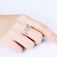 Anillo de Moissanita Redonda con Baño de Rodio y Piedras Laterales, Plata 925, Engaste de Garras, Joyería de Compromiso