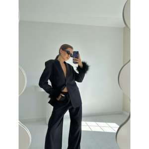 Ensemble de costume pour femmes noires, veste en satin, pantalon avec poignets en fourrure, tenue formelle - Product Image 1