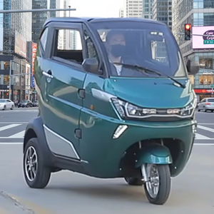 Tricycle électrique sans entretien certifié CEE, modèle 2026, carrosserie fermée, freins à disque hydrauliques, pour les déplacements en famille - Product Image 6