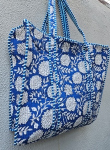 Sac fourre-tout matelassé en coton fait main de qualité supérieure, imprimé floral bleu, réversible, sac à main pour le shopping, cadeaux pour elle, pour femmes - Product Image 4