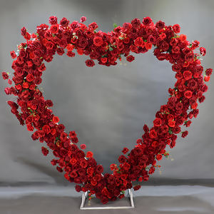ซุ้มดอกไม้ประดิษฐ์สำหรับตกแต่งงานแต่งงาน รูปทรงหัวใจ ประดับด้วยดอกกุหลาบสีแดง ทำจากผ้าไหม - Product Image 1