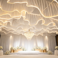 Voilages de plafond en maille en forme de S avec bandes LED blanc chaud pour la décoration de plafonds de salles de mariage et de centres commerciaux