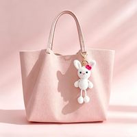 Porte-clés pendentif en forme de poupée, design style Instagram avec petit cochon, cadeau idéal pour voiture ou pendentif décoratif.