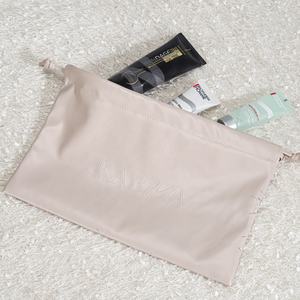 Venta al por mayor logotipo personalizado en relieve maquillaje lápiz labial almacenamiento Pu bolsa de cuero impermeable viaje lavado cosmético bolsa con cordón - Product Image 2