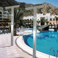 Colonne de douche solaire extérieure en chrome industriel avec jet de pluie et barre coulissante pour jardin et piscine