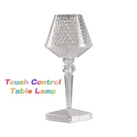 Lampe de bureau en acrylique LED, lampe de table en cristal, prisme transparent créatif, veilleuse à commande tactile pour chambre à coucher, restaurant