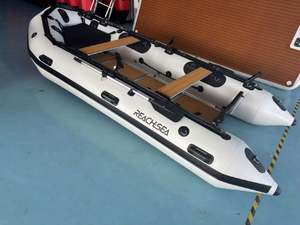 Bote Inflable Reachsea <span class=keywords><strong>de</strong></span> PVC <span class=keywords><strong>de</strong></span> 1.2 mm con Cubierta <span class=keywords><strong>de</strong></span> Aluminio, <span class=keywords><strong>8</strong></span> Personas, 4.2 m, Color Negro y Gris Claro, Ideal con Motor para Pesca - Product Image 3