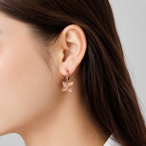 Boucles d'oreilles créoles en or rose avec zircone cubique, boucles d'oreilles pendantes à quatre pétales cannelés pour femmes - Product Image 5