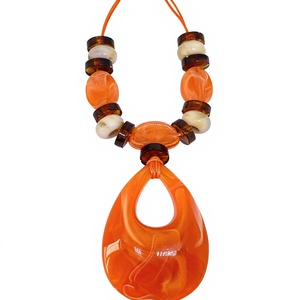 Collier en résine fait main de qualité supérieure pour femmes, pendentif en résine artistique unique, collier tendance moderne pour tous les jours - Product Image 1