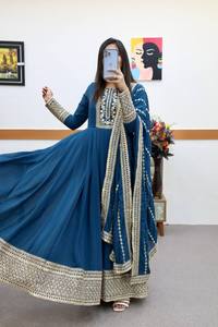 Ensemble de robe longue indienne Readymade et Dupatta, broderie de codage à paillettes en fausse georgette entièrement cousue tenue traditionnelle - Product Image 3