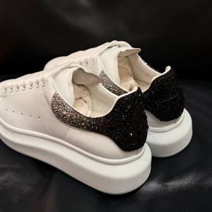 Chaussures de luxe de créateur Muq : baskets décontractées en cuir pour hommes et femmes avec un design de talon orné de strass dégradés - Product Image 3