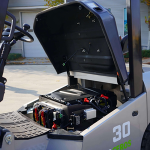 מלגזה חשמלית CPD30 ריינוסרוס 3 טון עם סוללת ליתיום, הנעה 4X4, הזזת צד, הרמה חופשית, אורך מזלגות 1220 מ\"מ, מרכז עומס 500 מ\"מ - Product Image 4