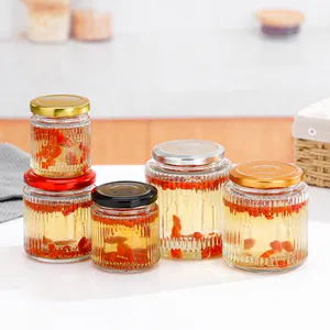 Vente en gros 380ml 500ml Pot de stockage en verre transparent rond à rayures verticales pour confiture de gelée de miel avec couvercles hermétiques en métal