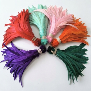 Plumes de <span class=keywords><strong>coq</strong></span> teintes en gros, enfilées, pour décoration de coiffes et garnitures de costumes de carnaval brésilien, de samba, de showgirl et de défilés - Product Image 2