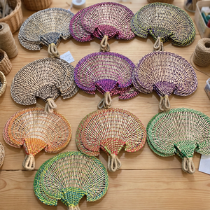 Éventail en jonc de mer et bambou de qualité supérieure, artisanal, en paille et jonc de mer, vente en gros, exportateur vietnamien. - Product Image 1