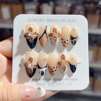 Faux ongles ABS Materia à presser Design d'amande à la main 10 pièces modèle à la mode sculpture de fleurs personnalisée