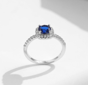 Anillo minimalista de plata S925 con zafiro y halo de diamantes, anillo clásico de compromiso para mujer con incrustaciones de piedras preciosas. - Product Image 4
