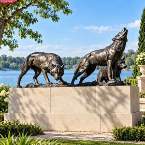 YOUFINE Statua Personalizzata a Grandezza Naturale di Un Pack di Lupi Urlanti in Bronzo con Dettagli Realistici per Piazze, Ville e Giardini - Product Image 1