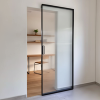 Porte coulissante dissimulée avec cadre en aluminium et panneau vitré, système de rail caché pour application intérieure moderne