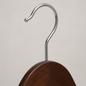 Cintre rétro en bois de noyer, directement de l'usine du Vietnam, avec insert antidérapant pour les épaules et barre de suspension pour pantalons - Product Image 3