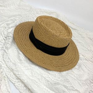 Vente en gros, Meilleure vente : Chapeaux vintage en paille de papier tressée à large bord style boater avec détails couronne, pour femmes et hommes, pour la plage et la mode - Product Image 4