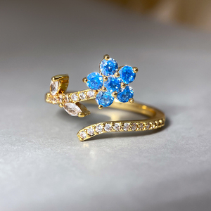 Anillo Floral Abierto Ajustable de Latón con Baño de Oro de 18K, Flor de Circonita Cúbica Azul con Acento de Circonita Cúbica Marquise, Anillo de Declaración para Mujer, Venta al por Mayor - Product Image 1