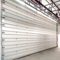 Porte sectionnelle coulissante électrique à grande portée pour hangar de drone, isolation thermique, finition acier, entrepôt industriel, double hangar