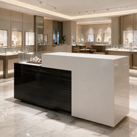 Mostrador de Recepción para Joyería, Diseño Modular con Panel Blanco Brillante, Placa Inferior Plateada Cepillada, Mostrador de Servicio Moderno para Comercio Minorista