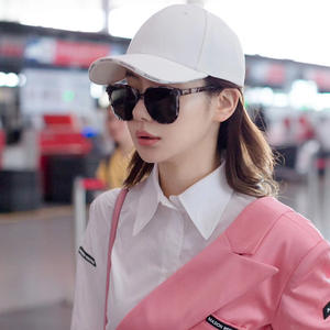 Lunettes de soleil pour femmes de la marque Gm, style tendance, monture carrée large, matériau PC, protection UV400, lunettes de mode pour la rue et les activités de plein air - Product Image 1