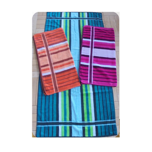 Toallas de rizo a rayas ecológicas, hechas de 100% algodón e hilo reciclado para una sensación suave y un rendimiento de secado confiable. - Product Image 4