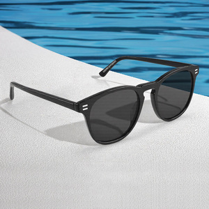 Gafas de Sol Acrílicas Unisex con Marco Ovalado Negro, Polarizadas UV400, para Conducir, Viajar y Complementar Atuendos de Moda - Product Image 3