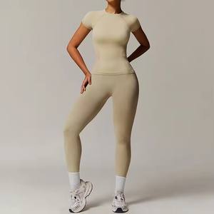 Ensemble de yoga côtelé sans couture respirant et de qualité supérieure pour la vente en gros : haut et pantalon long taille haute élastique à séchage rapide pour l'entraînement - Product Image 3