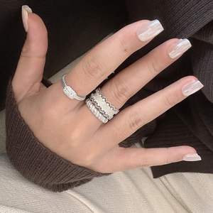 Anillo de Plata de Ley S925 de Lujo Ligero Vintage, Encaje Francés, Diseño de Joyería con Abertura Hueca Tallada - Product Image 4