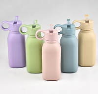 Bouteille d'eau portable en silicone sans BPA avec paille, gourde de sport avec sangle de transport anti-fuite pour l'extérieur