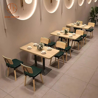 Ensemble de meubles de restaurant de style nordique Tables carrées en bois avec chaises de café vert et stand vert avec base en bois pour café