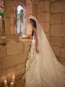 Robe de mariée personnalisable, dernière collection 2025, avec jupe ample, bustier blanc et décorations florales 3D, corset ajusté - Product Image 3