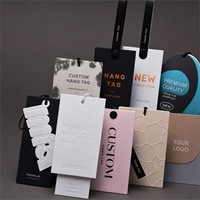 Étiquettes suspendues en papier couché écologiques avec logo personnalisé pour l'étiquetage et la présentation des marques de vêtements