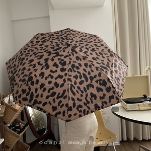 Parapluie pliant personnalisé <span class=keywords><strong>à</strong></span> imprimé <span class=keywords><strong>l</strong></span>éopard rétro de style américain, parapluie automatique tendance pour femmes - Product Image 2