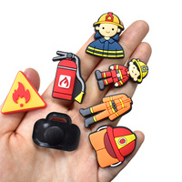 Breloques de chaussures en gros pour combinaisons de pompier, cadeaux promotionnels, décorations de chaussures, breloques pour sabots de pompier, extincteur, pompier