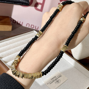Collier superposé tendance pour femme en alliage de zinc plaqué or avec perles géométriques, Chine - Product Image 1
